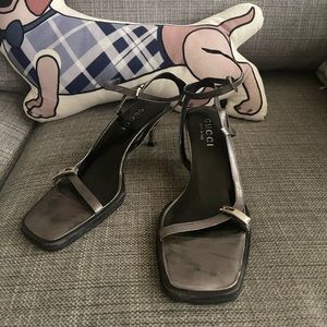 Gucci scrappy sandals with dark grey patent leather